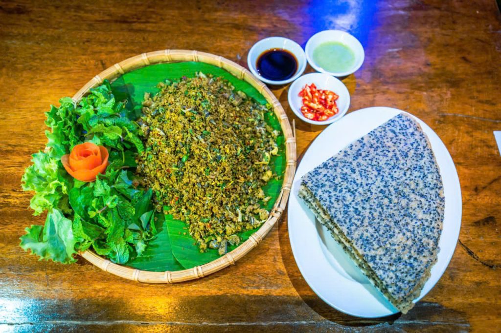 Món dông bằm xúc bánh tráng nướng, đặc sản Phan Thiết tại Vietnam Home Mũi Né